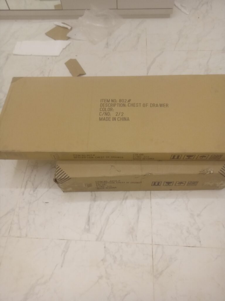 نجار غرف نوم صيني بالكرتون بالرياض عند بدء عملية فتح وتجهيز الأثاث المنزلي.