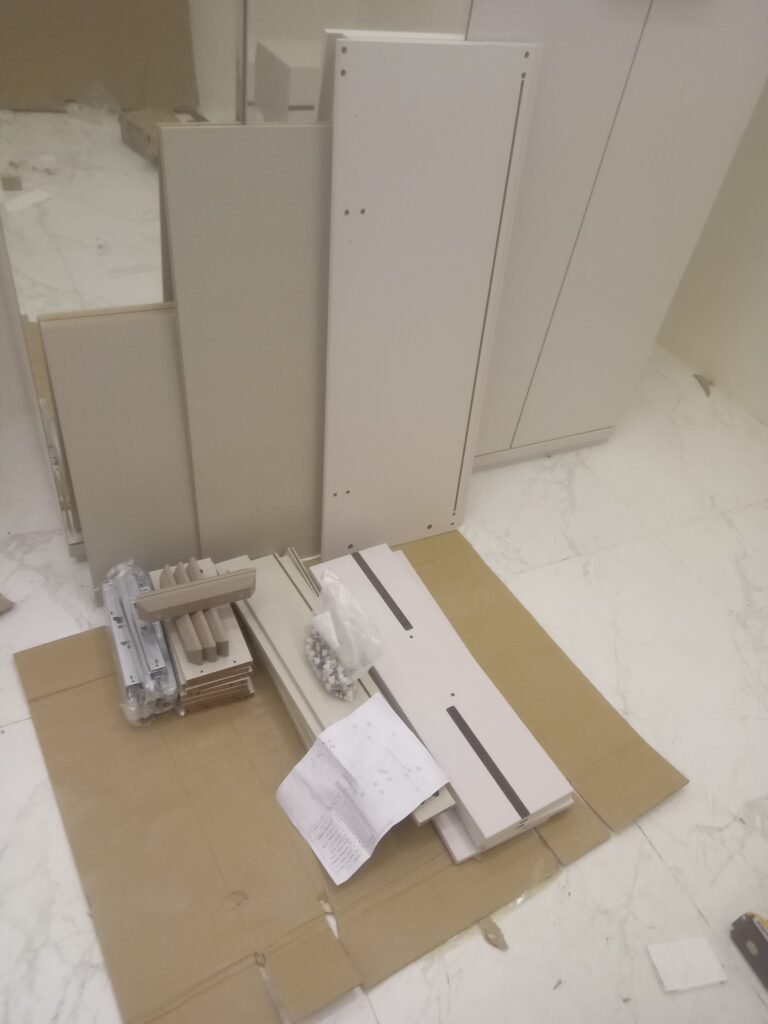 النص البديل: فني تركيب أثاث صيني بالرياض يقوم بتجميع قطع غرفة النوم بدقة وإتقان.