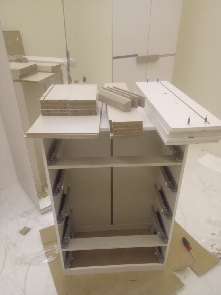 ضبط الأدراج والمفصلات لغرف النوم الصينية بواسطة نجار غرف نوم صيني بالكرتون محترف.