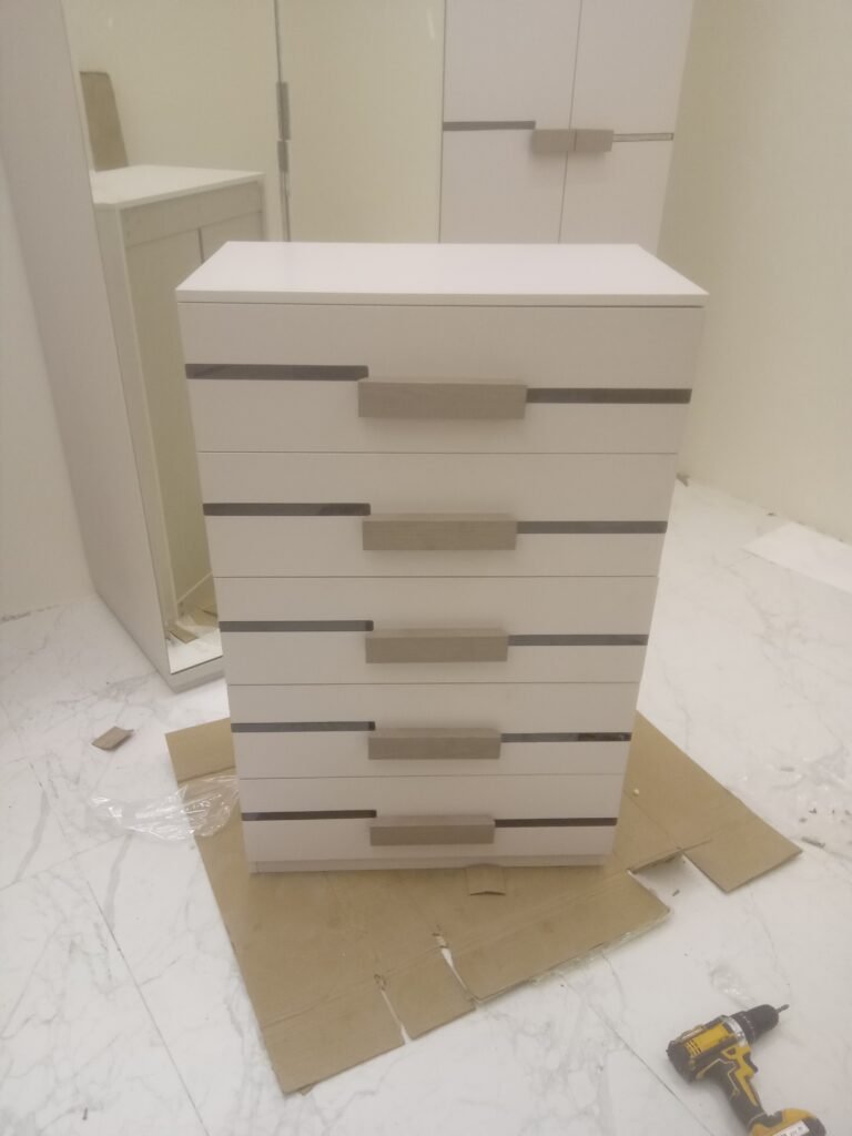 الشكل النهائي لغرفة نوم صينية فخمة بعد التركيب بواسطة نجار غرف نوم صيني بالكرتون بالرياض.